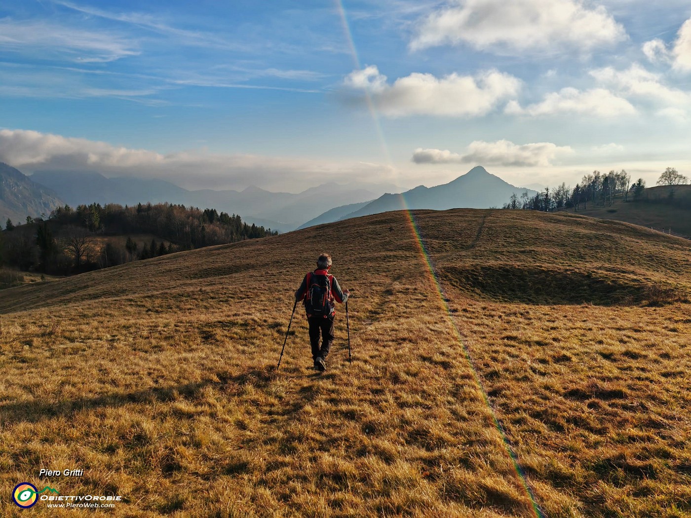 61 Scendendo i bei pratoni di Cascina Vecchiacon vista verso il Monte Gioco.jpg